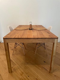 Jídelní stůl z dubu